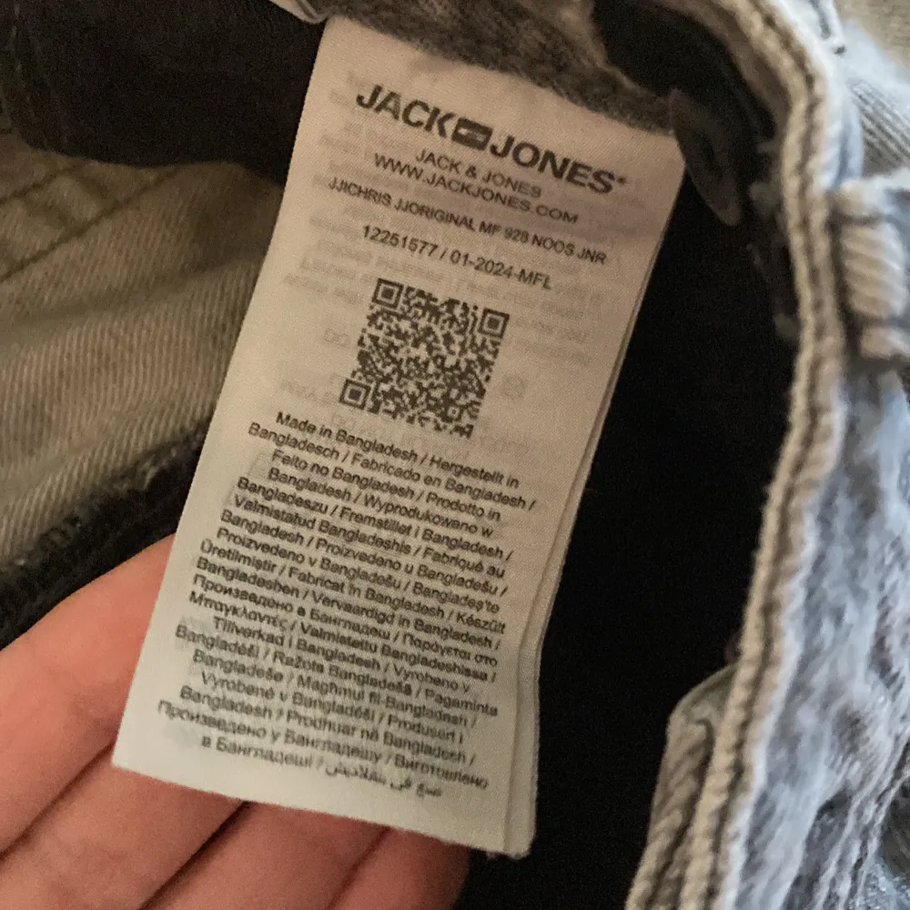 Jack and Jones jeans relaxad fit jeans grå 158 användas Max 3 gånger nypris 500. Jeans & Byxor.