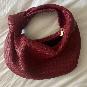 Flätad väska  - Röd flätad väska, säljer då den inte kommer till användning 😊