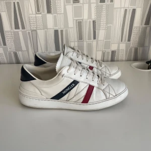 Moncler skor - Tjena, säljer mina trendiga skor från det franska märket Moncler. Skorna är i väldigt sparsamt använda, cond 9/10. Nypris: 6599kr hör av er vid minsta intresse //Anton