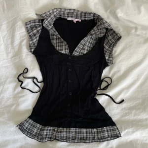 Kortärmad skjorta - Jättesnygg kortärmad skjorta med band som man kan reglera midjan med. Jättefint skick!