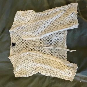 Kofta  - (Vet inte varför bilden blev åt fel håll)  Söt kofta från Lindex i strl S!❣️