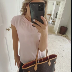 Ljusrosa blus/topp - Jättefin ljusrosa/babyrosa ärmlös blus⭐️ Jae 166💕 Tryck gärna på köp nu⭐️ Försöker alltid att posta dagen efter eller samma dag⭐️