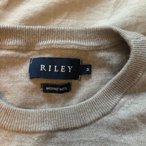 Finssticksd tröja  - Hjälper min bror att sälja denna tröjan från riley, storlek M. Tar emot prisförsla, 100% marinoull