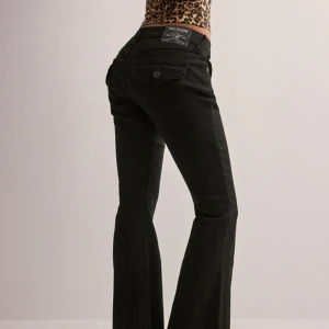 Svarta True Religion Jeans Joey - Säljer dessa svarta True Religion jeans då de är aningen för stora. Har dock en annan färg i rätt storlek och utifrån det kan jag säga att de har väldigt fin passform och perfekt bootcut😍 BYTER HELST TILL EN MINDRE STORLEK! Använd INTE köp nu!