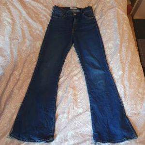 Utsvängda jeans - Bra kvalitet. Hög/medel midja.