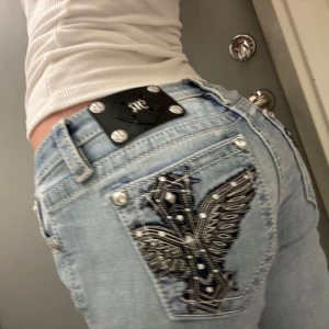 Miss me jeans - Säljer ett par snygga ljusblå miss me jeans. Har använts ungefär 2-4 gånger då dom sitter lite för stort på mig. Inga defekter, köpta från hemsidan för 1229 kr.   Innerbenslängd: 78cm   Midja rakt över: 36cm. Skriv för mer bilder🩵 (fast pris!🫶🏼)