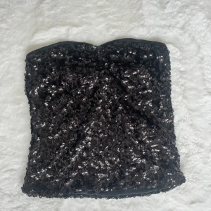 Festtopp - Supersnygg topp från vila! Säljer eftersom den inte passar mig💓