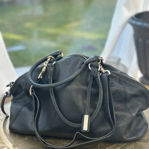 Abro väska - Abro väska skin bra skick som ny inuti! Utsida bra förutom lite skaft i underhörnor och lite på emalj ringarna men syns inte då läderhantagen är över  