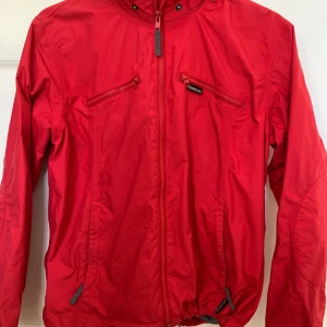 Didriksson jacka stl 38 - Didriksson jacka, röd i storlek M/38