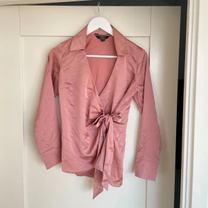 Satinblus  - Gammelrosa satinblus i jättefint skick från Lipsy London.