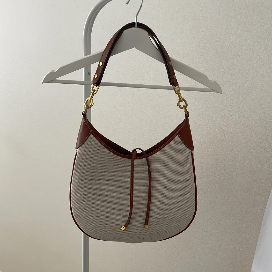 Brun/vit medelstor väska