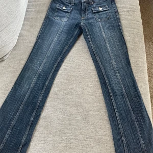 Marin blåa low wasted byxor  - Marin blå low wasted byxor från H&M.  