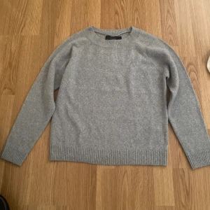 Stickad tröja  - Säljer den här stickade tröjan har inte använts 