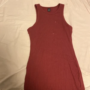  Vinröd klänning från SHEIN -  Säljer en vinröd klänning från SHEIN storlek M det tre fläckar på den som inte går bort i tvätten men de är väldigt små de syns inte jättemycket och man kan nog få bort dem om man gnuggar med fläckborttagning ganska ganska länge
