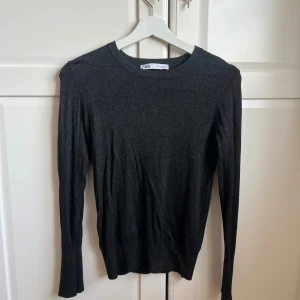 Finstickad tröja Zara - Så himla fin tröja från Zara. Mörkgrå i finstickat med guldiga knappar vid ärmarna.