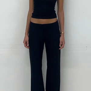 Alobha kostymbyxor - Säljer mina jättefina kostymbyxor från Alobha då de tyvärr inte används, jättefint skick! Skriv för bilder på 💖Nypris 799!