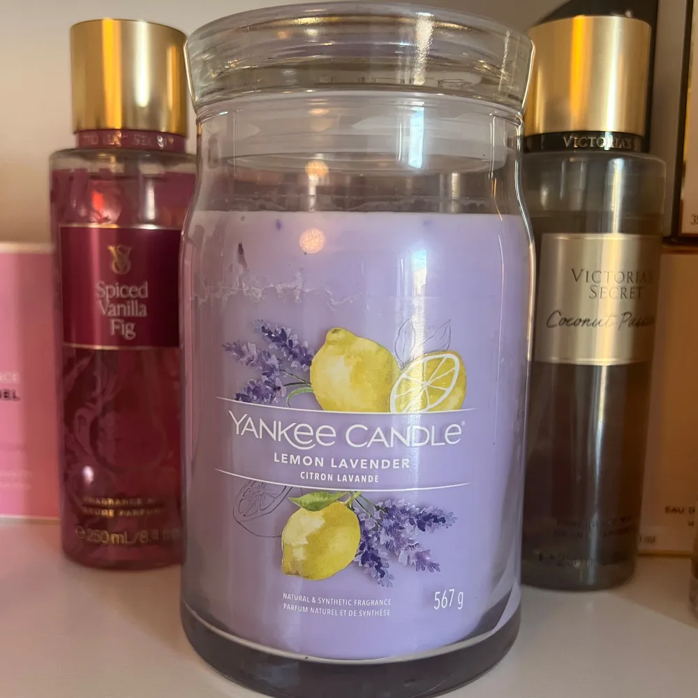 Yankee candle doftljus i doften lavendel💜🪻Tänt det endast en gång🤍 Säljer då den doftade lite för mycket för min smak🪻💜🫶. Övrigt.