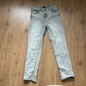 Grå jeans från Lee - Säljer ett par grå jeans från Lee i storlek 12-13 år. De har en klassisk femficksdesign och en dragkedja med knapp framtill. Jeansen är regular fit och modellen är väldigt populär! Nypris är 699kr och jag säljer dem för 350kr