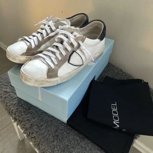 Philipe modell skor - Riktigt skyssta Philippe modell skor. Storlek: 41, skick 8/10. Säljer för att de inte passar. Nypris 3599, säljer för 2000kr. Skriv vid funderingar eller för fler bilder🙌🏻💯