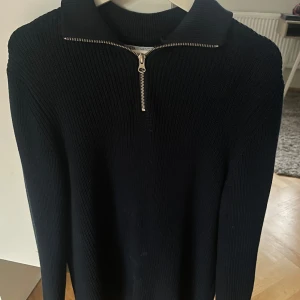 Zara Tröja med dragkedja och krage - Tröja med dragkedja och krage köpt från Zara. Tröjan kommer i ett mycket bra skick. Nypris köp på Zara ligger på 499kr.