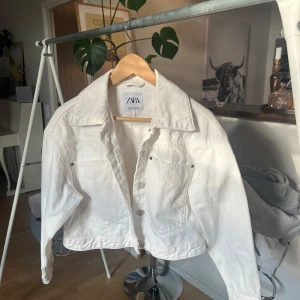 Jeans jacka - Lite kortare jeans jacka från Zara i storlek XS🫶🏼