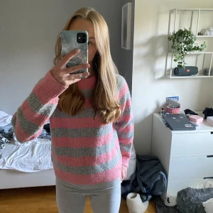 Stickad tröja - En randig stickad tröja i rosa och grå. Köpt från kidsbrandstore för två år sedan men knappt använd. Superfint skick och i storlek L i barnstorlek (158/164)