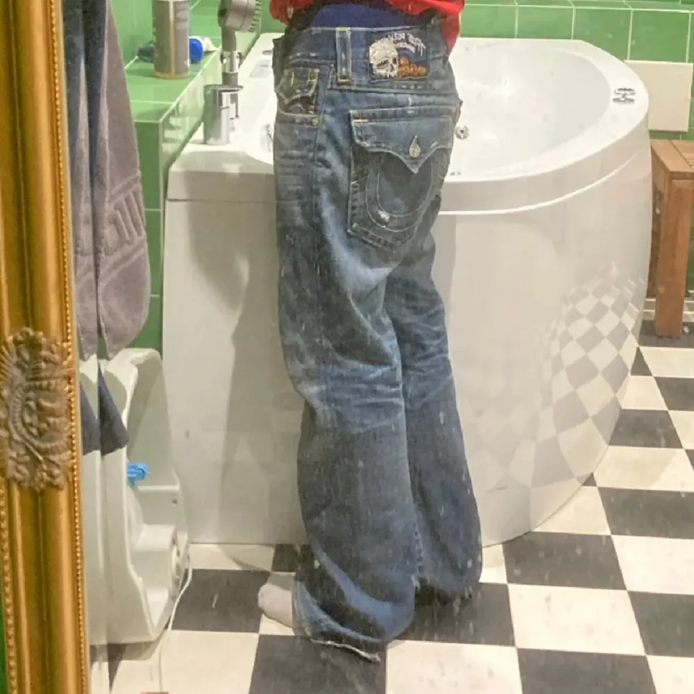 Sköna trues med lite boot cut Spezialedition Ganska använda men endå i bra skick men har några mindre skadom men dom är endå väldigt fetta pris går att diskutera . Jeans & Byxor.