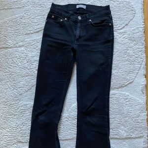 Svarta lågmidjade jeans - Ett par fina svarta jeans från GinaTricot i storlek 34. Säljer pga börjat bli för små för mig, hör av er om frågor! Nypris 500kr