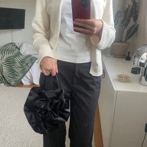 Svart Blom väska gina - Köpte denna väska till balen men kom tomte till användning, fortfarande pris lapp på 👛👛