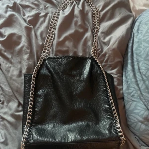 Tiamo väska L - säljer denna praktiska tiamoväskan i största storleken. Den är knappt använd och har ej några defekter. Kom gärna med prisförslag!