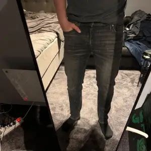 Jeans i modellen Tapered Mike som är väldigt snygga i både modell och färg