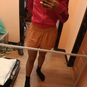 Shorts - Dem sitter bra men kan ha dem som hög eller låg midjade. Har dä bara halft på mig dem ett 10tal gånger...