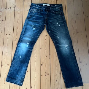 Replay jeans - Säljer ett par Replay jeans i Storlek 32/34 men är kortare i längden. Är i ett väldigt bra skick! Kom gärna med frågor🤗