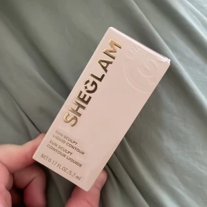 Sheglam bronzer - En bronzer från sheglam i färgen soft tan. Själva kartong förpackningen är öppnad men inte produkten. 