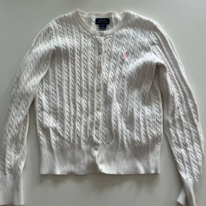 Ralph lauren kofta - Väldigt fin Ralph lauren kofta. Säljes pågrund av ingen användning. Koftan har inga fläckar etc men ett litet litet hål som man knappast ser men som jag visar  på sista bilden. Detta kan man bara se över eller säkert fixa väldigt enkelt