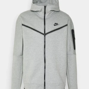 Nike tech fleece  - Säljer pågrund av att koftan inte kommer till användning längre. Skriv för flera bilder o frågor (priset kan diskuteras)