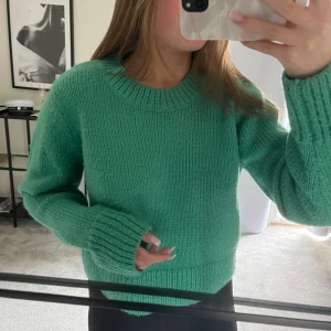 grön stickad  - bra skick 