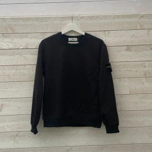 Svart tröja från Stone Island - Säljer en tröja från Stone Island. Den är knappt använd och i toppskick 10/10. Storlek M, men sitter som XS. Tveka inte att höra av er om ni vill ha fler bilder eller mer information. Pris kan diskuteras 🌟👕