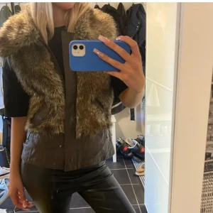 Pälsväst  - Pälsväst som är lite för stor för mig, den har olivgrön skin me brun päls, och två fickor.