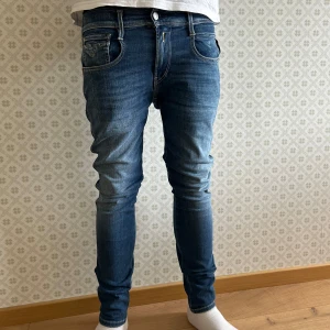 Replay anbass jeans - Hej köpte ett par Replay jeans online med topp kvalitet men passade tyvärr ej i storleken då dom sitter lite små. Ny pris på dessa är 1000kr men jag säljer för 799, om du har någon fråga är det bara att höra av sig MVH Levi!