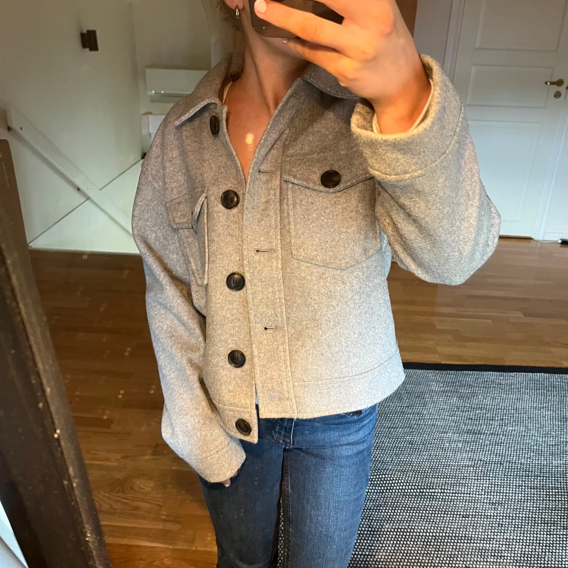 Grå jacka med knappar - 90