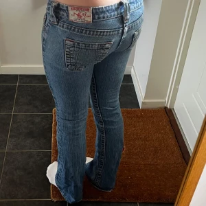 True religion jeans  - De perfekta lågmidjade jeansen från true religion. Storlek 26, jag är 164 cm. Fin bootcut och lowwaist. Modell: Bobby. Ställ gärna frågor och kom med prisförslag!🩷  #vintage #trueys