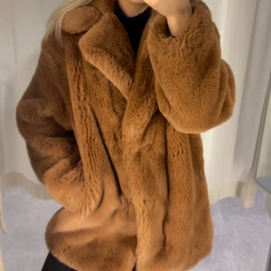 Pälsjacka  - Säljer denna helt otroliga pälsjacka ifrån mango. Storlek s. Gjort av 100% polyester, är i fuskpäls. Så så så fin nu till hösten/vintern! 😍✨