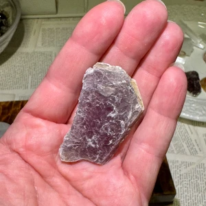 Skimrande skiva i Lepidolit mica - Otroligt vacker skiva som skimrar i ljuset (svårt att fånga på bild) nypris ca 60:-  Alla mina kristaller är köpta av väletablerade svenska säljare (så inget kina skit!)