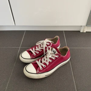 Vinröda converse - Fina vinröda converse. De är lite smutsiga på det vita vilket med stor sannolikhet går att tvätta bort🥰