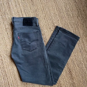 Levis jeans 511 - Säljer dessa klassiska grisch jeans Levis 511 som är lite tajtare modell! storlek:W32 L32 ! Riktigt fet colorway som passar till alla outfits! Skriv för bild med byxorna på!😁