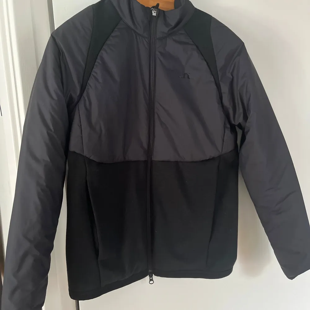 Oanvänd J.Lindeberg Sanaa Hybrid Jacket. Nypris 2000kr säljer för 400kr!. Jackor.