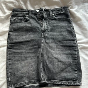 Svart jeanskjol 🫶🏻 - Snygg jeanskjol i svart, säljer då den inte passar🩷