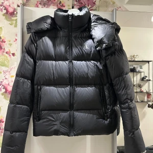 Calvin klein jacka - Intressekoll på min vinterjacka från Calvin clain. Den har en lagning på framsidan men ingenting som syns speciellt mycket. Den kostar ca 2000 ny❤️