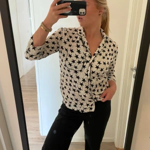 Skjorta stjärnor  - Skjorta/blus men stjärnor. Trekvarts armar. Lite skrynklig på bilderna…